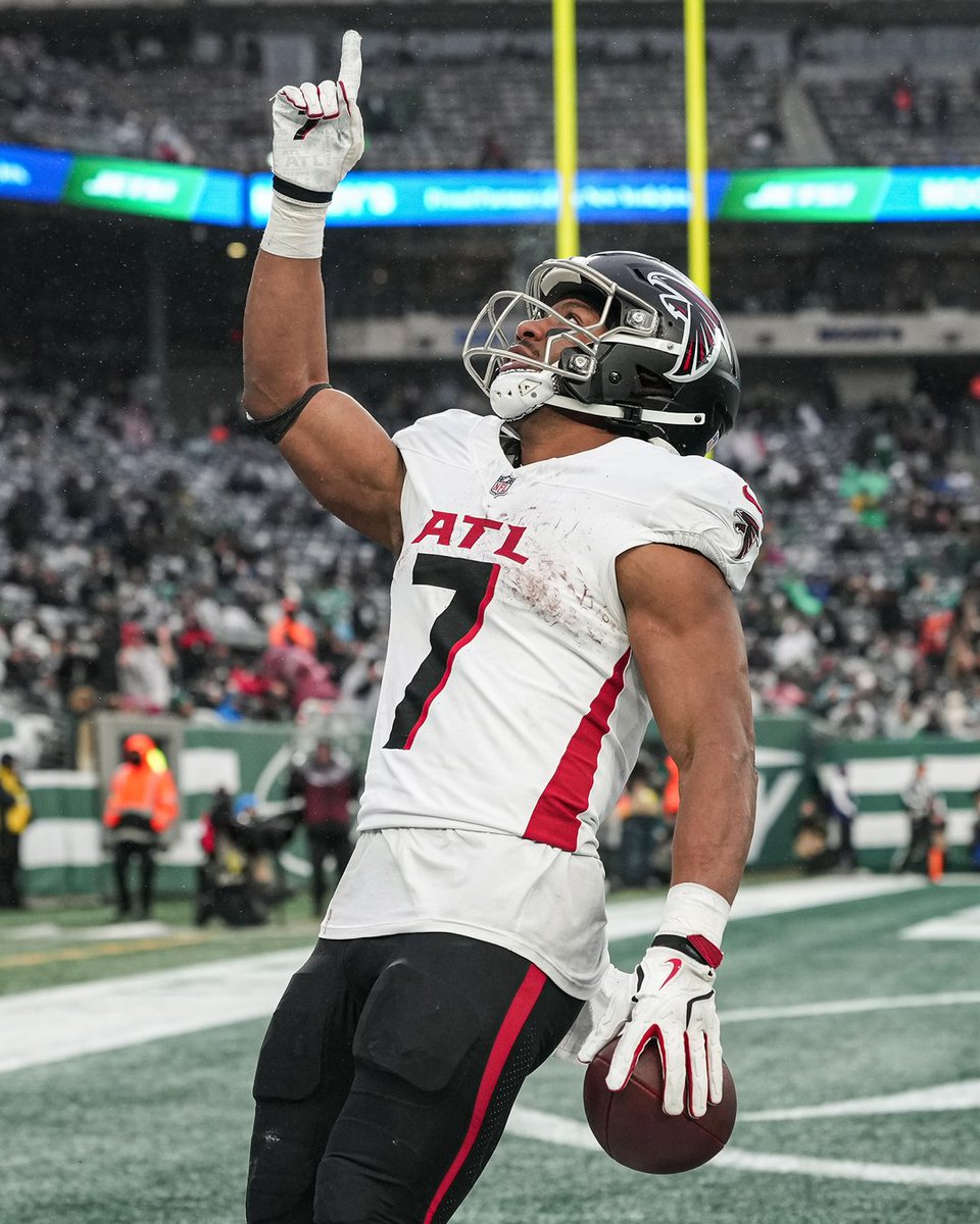 AtlantaFalcons's tweet image. The @NFL leader in scrimmage yards per game 😤

#ProBowlVote x @Bijan5Robinson