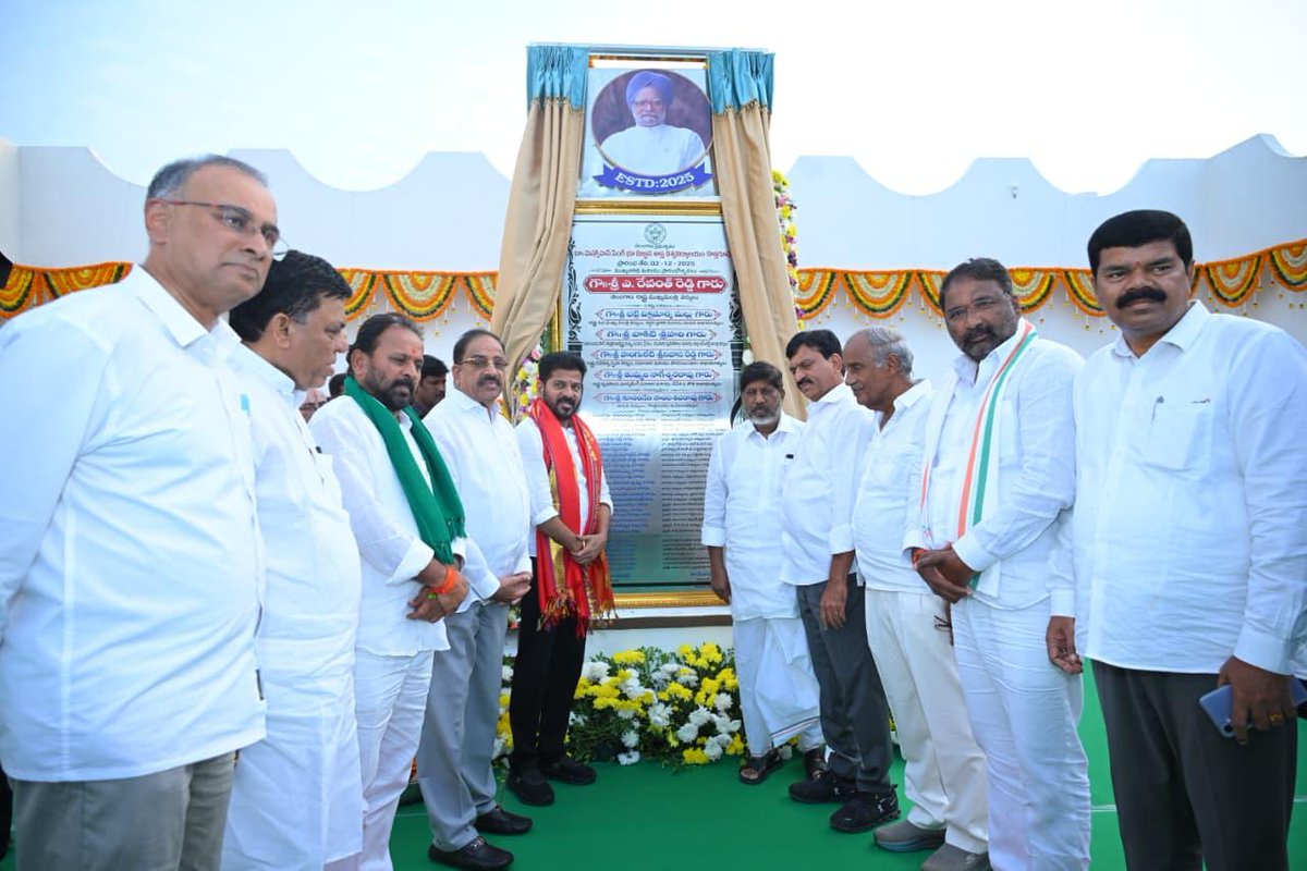 revanth_anumula's tweet image. ఈ దేశం గర్వించదగ్గ నాయకుడు, ఆర్థిక వేత్త, మాజీ ప్రధాన మంత్రి స్వర్గీయ మన్మోహన్ సింగ్ గారి పేరుతో ఏర్పాటు చేసిన ఎర్త్ సైన్స్ యూనివర్సిటీని ఈ రోజు కొత్తగూడెంలో ప్రారంభించాను. 

తెలంగాణ ప్రజల చిరకాల వాంఛ ఐన ప్రత్యేక రాష్ట్ర ఆకాంక్షను నెరవేర్చిన గొప్ప నాయకుడు మన్మోహన్ సింగ్ గారు. ఈ…