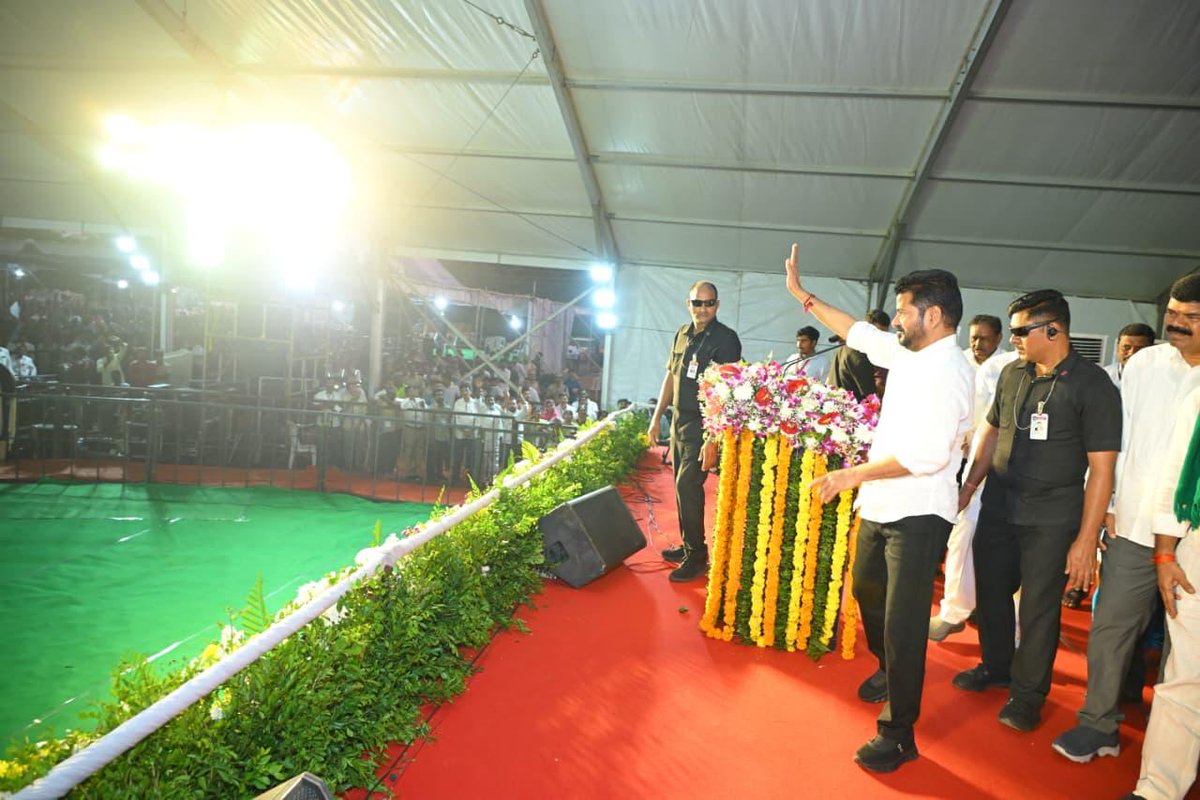 revanth_anumula's tweet image. ఈ దేశం గర్వించదగ్గ నాయకుడు, ఆర్థిక వేత్త, మాజీ ప్రధాన మంత్రి స్వర్గీయ మన్మోహన్ సింగ్ గారి పేరుతో ఏర్పాటు చేసిన ఎర్త్ సైన్స్ యూనివర్సిటీని ఈ రోజు కొత్తగూడెంలో ప్రారంభించాను. 

తెలంగాణ ప్రజల చిరకాల వాంఛ ఐన ప్రత్యేక రాష్ట్ర ఆకాంక్షను నెరవేర్చిన గొప్ప నాయకుడు మన్మోహన్ సింగ్ గారు. ఈ…