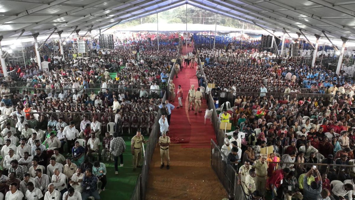 revanth_anumula's tweet image. ఈ దేశం గర్వించదగ్గ నాయకుడు, ఆర్థిక వేత్త, మాజీ ప్రధాన మంత్రి స్వర్గీయ మన్మోహన్ సింగ్ గారి పేరుతో ఏర్పాటు చేసిన ఎర్త్ సైన్స్ యూనివర్సిటీని ఈ రోజు కొత్తగూడెంలో ప్రారంభించాను. 

తెలంగాణ ప్రజల చిరకాల వాంఛ ఐన ప్రత్యేక రాష్ట్ర ఆకాంక్షను నెరవేర్చిన గొప్ప నాయకుడు మన్మోహన్ సింగ్ గారు. ఈ…