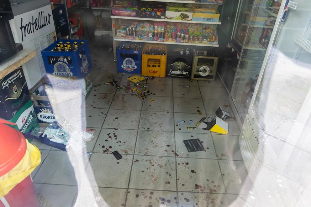 delestoile's tweet photo. 🇩🇪 Dortmund. 13-letni "Syryjczyk i Niemiec z bułgarskiego pochodzenia" odrąbali kciuk kioskarzowi maczetą, ale nie poniosą odpowiedzialności.
Podczas napadu w nocy najpierw spryskali go gazem pieprzowym w twarz, a potem rąbali po głowie maczetą. 37-latek zasłonił się rękami, tracąc kciuk lewej dłoni i prawie wszystkie palce prawej. Dostał też ciosy w klatkę piersiową i nogę. Zycie uratowała mu wielogodzinna operacja w szpitalu.
Policja zatrzymała obu 13-latków po minucie w opuszczonym domu obok. Meli przy sobie maczetę, gaz pieprzowy, pistolet oraz skradzione pieniądze. Mimo usiłowania zabójstwa, jako nieletni poniżej 14 lat, nie podlegają karze, więc po prostu zostali wypuszczeni i przekazani opiekunom.