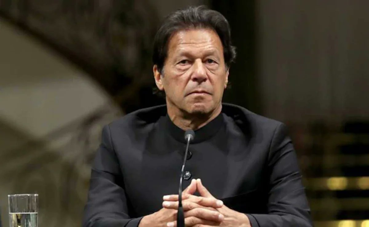 clashreport's tweet image. Imran Khan is in good physical condition but suffering from isolation and psychological strain, his sister said after a rare supervised visit to the jailed former Pakistani Prime Minister.

Uzma Khanum, the only family member allowed to see him in Adiala Jail, said Khan “looked…