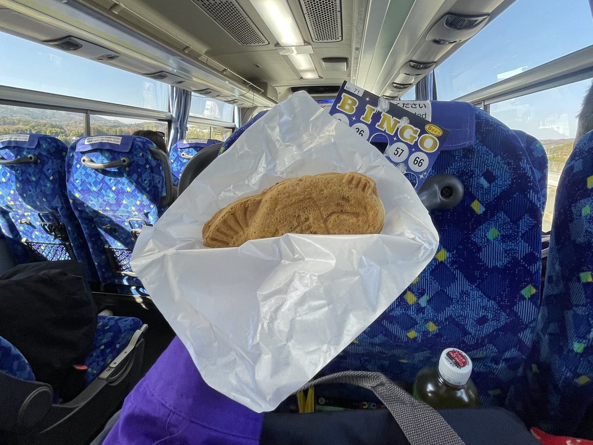 watari_lilfang's tweet photo. 大人になってこんないかにもな学生感味わえると思わなかった、たのしかったーーねーーー！🚌🏫🍛👩🏻‍🎓
次はタンバリンもっていこーっと！🎶✨🎶✨
 #黒瀬とバスツアー https://t.co/hhctB5MIpd