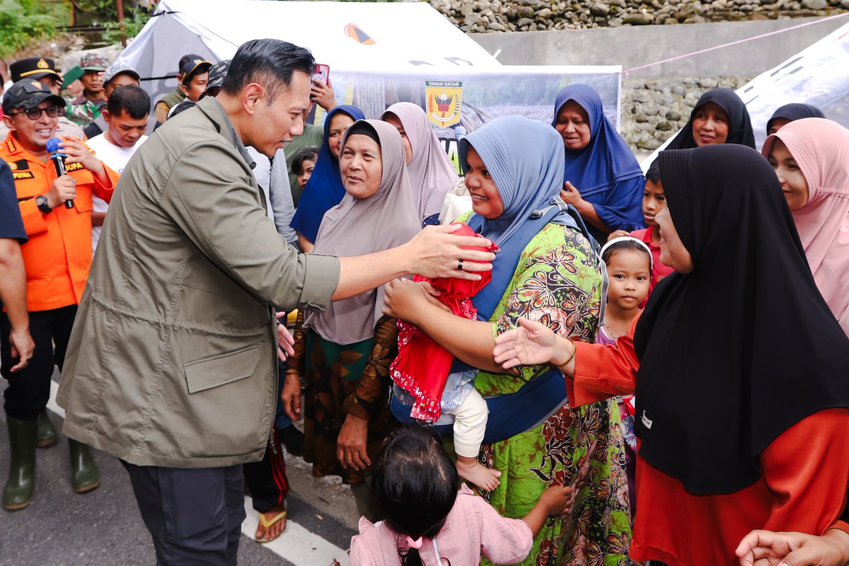 AgusYudhoyono's tweet photo. Tadi siang (2/12), saya meninjau langsung jalur nasional di kawasan Lembah Anai, Sumatera Barat, yang terdampak banjir besar dan longsor. Ruas ini merupakan urat nadi utama yang menghubungkan Sumatera Barat dengan Provinsi Riau, sehingga putusnya akses sangat berdampak pada mobilitas masyarakat dan aktivitas ekonomi.

Saat ini alat berat dari Kementerian PU telah dikerahkan dan bekerja di lapangan untuk membuka kembali akses secara temporer, agar jalur ini dapat kembali terhubung secara terbatas, khususnya untuk kebutuhan yang bersifat mendesak dan esensial. Kami mohon waktu, karena proses ini membutuhkan kehati-hatian demi keselamatan bersama. Pengamanan dan pengaturan lalu lintas akan dibantu oleh TNI dan Polri agar tetap tertib.

Secara paralel, pemerintah pusat juga menyiapkan langkah penanganan yang lebih permanen. Ini adalah aset nasional, dan negara hadir untuk memastikan konektivitas pulih secara bertahap dan berkelanjutan, bersama pemerintah daerah dan seluruh unsur di lapangan.

Terima kasih kepada Bupati Tanah Datar, jajaran Forkopimda, TNI, Polri, para petugas lapangan, dan seluruh pihak yang terus bekerja tanpa lelah. Doa kami untuk seluruh masyarakat terdampak. Semoga diberi kekuatan dan ketabahan. Duka cita mendalam untuk para korban, dan semoga proses evakuasi serta pencarian yang masih berlangsung diberikan kelancaran.

Sumatera Barat harus bangkit, dan pemerintah akan terus hadir untuk mengawal proses ini. 🙏🏻