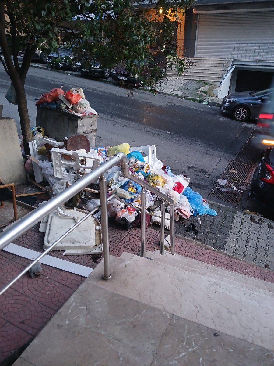 Az kaldı, çöp yığınından içeri giremeyeceğiz.
<a href="/MaltepeBelTr/">Maltepe Belediyesi</a>