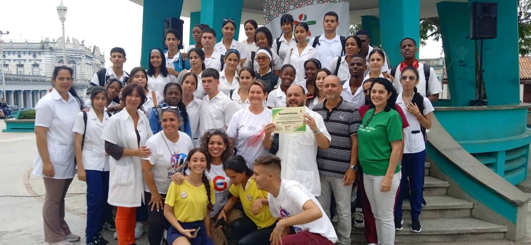 🗣️Recibe una vez más la Universidad de Ciencias Médicas de Pinar del Río reconocimiento por el apoyo y acompañamiento en la lucha contra el VIH.
#UCMPinar
#FeuUCM