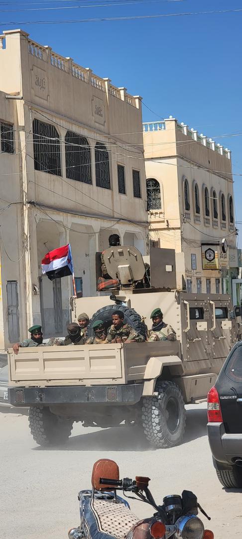 القوات المسلحة الجنوبية تقترب من إحكام سيطرتها على مدينة #سيئون في محافظة #حضرموت ، بالتنسيق مع القوات الحضرمية المنتشرة في المنطقة، وسط أنباء عن حالات هروب في صفوف ضباط وجنود من قوات المنطقة العسكرية الأولى.
#تحرير_وادي_حضرموت #حضرموت_تطرد_الاخوان