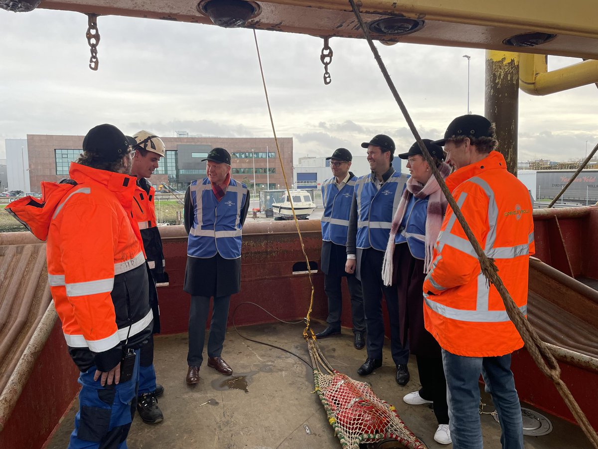 PFA_eu's tweet image. Vrijdag ontvingen we secretaris-generaal @lapperre en het @minlvvn team aan boord van de SCH24 ‘Afrika’.

Aanwezige visserijbestuurders en de SG benadrukten na afloop het belang om samen aan een positieve agenda voor vis als gezond voedsel en een sterke sector te blijven werken.