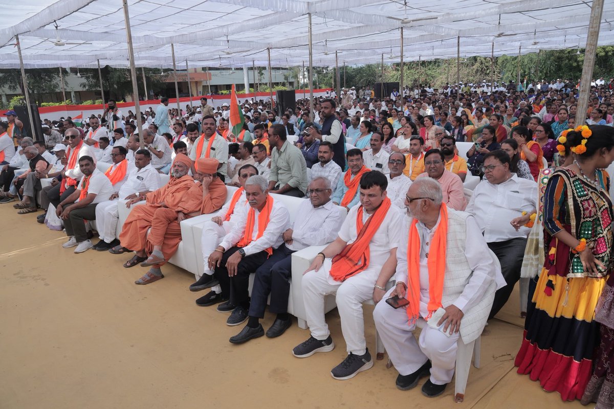 इस अवसर पर पंजाब के माननीय राज्यपाल श्री <a href="/Gulab_kataria/">Gulab Chand Kataria</a> जी, माननीय केंद्रीय राज्य मंत्री सुश्री <a href="/ShobhaBJP/">Shobha Karandlaje</a> जी, गुजरात सरकार में कैबिनेट मंत्री श्री <a href="/jitu_vaghani/">Jitu Vaghani</a> जी सहित अनेक विशिष्टजन उपस्थित रहे।

#Sardar150