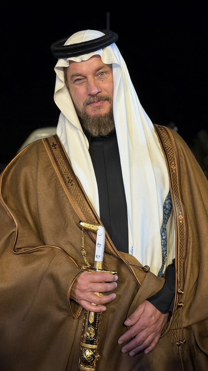 Travis just delivered an iconic moment for Saudi Arabia 🇸🇦✋
يا زين حايل إذا استقبلت العالم!
الممثل العالمي ترافيس فيميل "راغنار لوثبروك" بطل Vikings في #حايل بالزي السعودي 👏
وبكل يوم السعودية هي وجهة العالم، وبصورة تعكس مكانتنا وقيمنا وهويتنا.
شكرًا للذكي #أبوحصه على اختيار