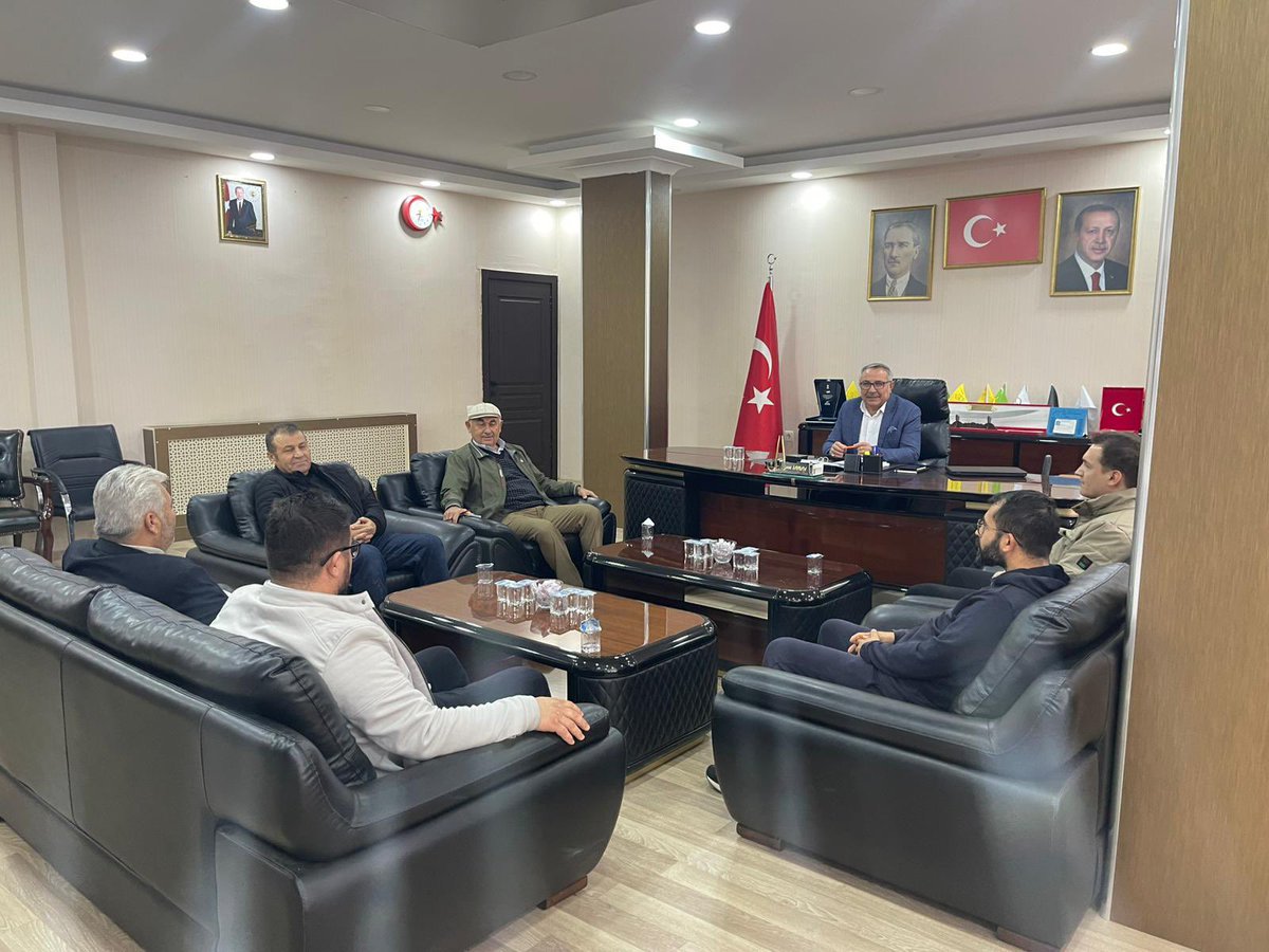 Ak_SKochisar's tweet photo. İlçe Başkanımız Sayın Levent SARIKAYA’ya İlçe Milli Eğitim Personelleri Ziyarette Bulundular https://t.co/BKhkuhrDYM