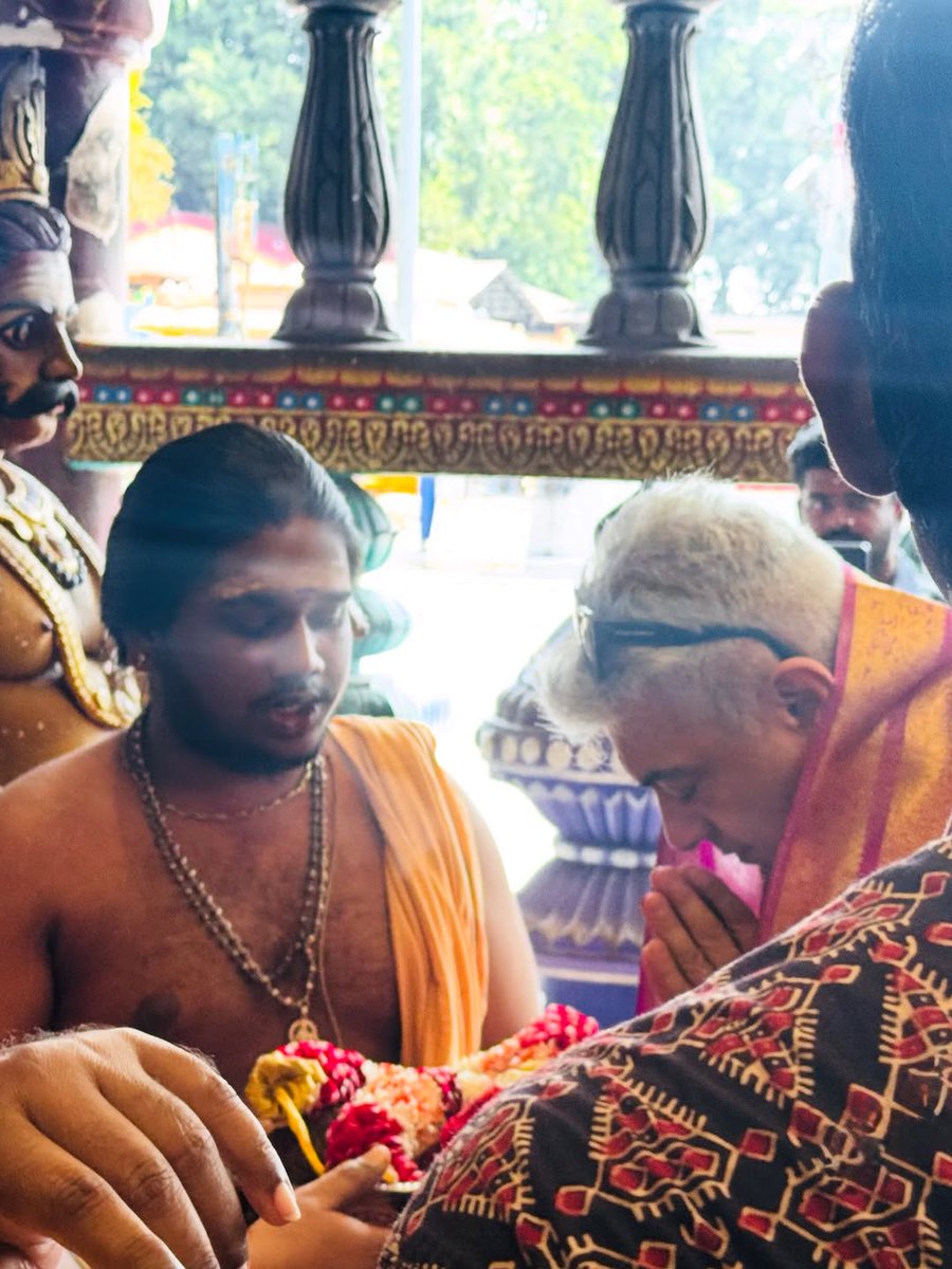 AjithSarju71's tweet image. கடவுள் தரிசனம்!!🛐

#AjithKumar #AjithKumarRacing #ThalaAjith