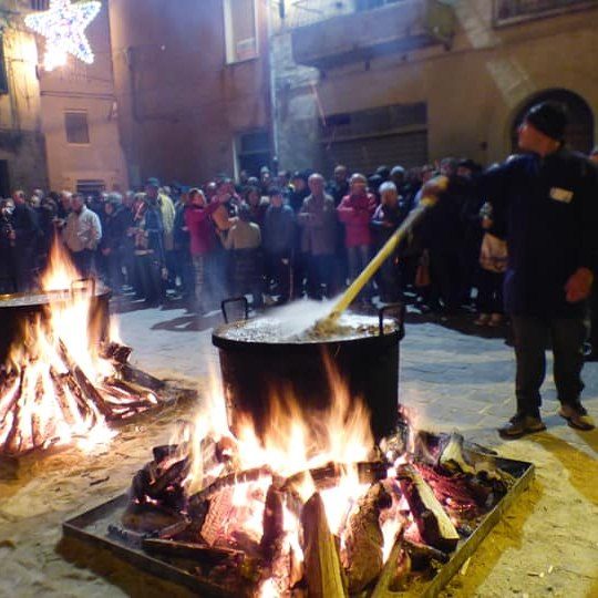 YourAbruzzo's tweet photo. A #Pollutri il 5 dicembre si rinnova il rito di #SanNicola: fave, panetti sacri e taralli benedetti che uniscono il borgo nella tradizione e nella devozione!
👉 https://t.co/3cTZ1zWjDb
📸IG giampiero.renzetti
#abruzzo #viaggioinabruzzo #cultabruzzo #borghidabruzzo https://t.co/Zt4170AuFu
