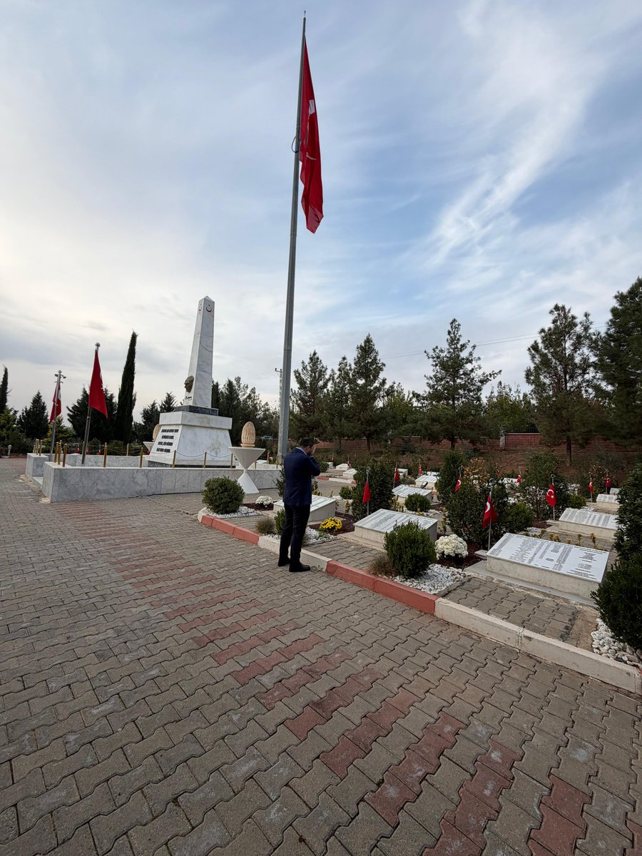 Bugün şehit olan Amcam İsmail Çelik' in kabrini ve tüm aziz şehitlerimizi ziyaret ettim. Her birinin bıraktığı iz, bu toprakların gerçek bedelini bir kez daha hatırlattı.
Vatan, onların emanetidir.
Ruhları şad makamları âli olsun.
#ŞehitlerÖlmez