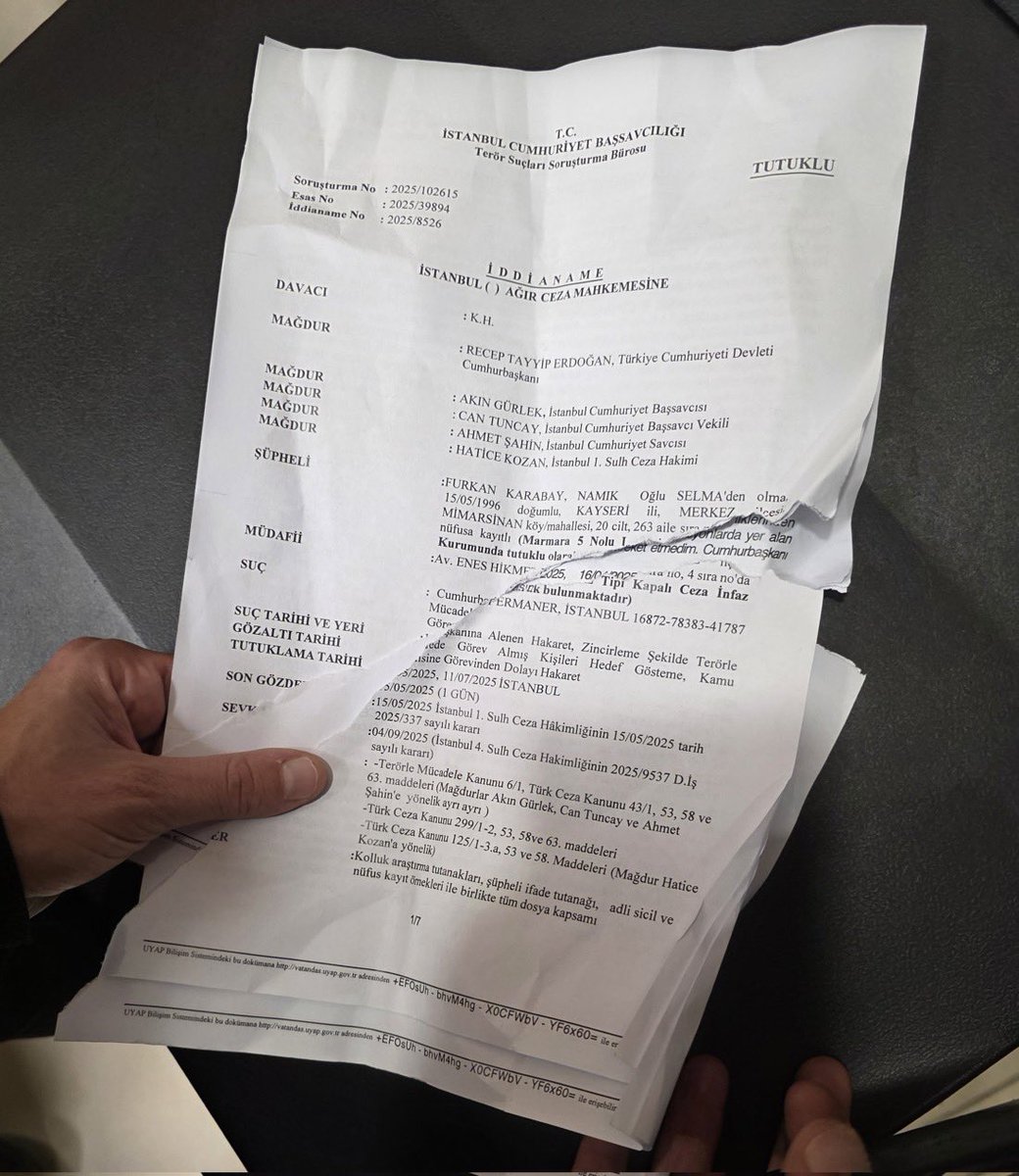 muratagirel's tweet photo. Gazeteci Furkan Karabay, duruşmada savunma yapmayı reddederek sanık kürsüsünde iddianameyi yırttı.

Karabay, mahkemede şu sözlerle protesto etti:

“Fatih Altaylı’ya verilen ceza ve tutukluluğunun devamına karar veren, siyasi saikle hazırlanan İBB iddianamesini maddi hata ve hukuksuzluklara rağmen kabul eden, Tayfun Kahraman hakkında AYM kararını uygulamayan mahkemeleri; insanları keyfi gerekçelerle hukuksuzca tutuklayan sulh ceza hâkimliklerini ve bu iddianameyi kabul eden, beni yargılayacak olan mahkemenizi PROTESTO EDİYORUM.
Bu iddianameyi yırtarak, savunma yapmayı reddediyorum.”