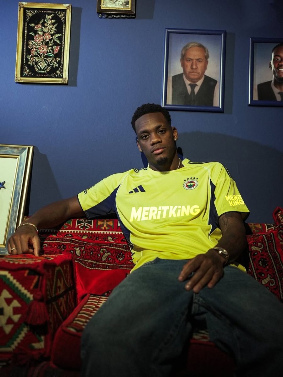 siyasetkulisi06's tweet image. MeritKing, Galatasaray’dan sonra Fenerbahçe’ye de mi sponsor oluyor? 🤔

Dün ortaya çıkan görüntülerde Jhon Durán’ın üzerinde MeritKing logolu Fenerbahçe forması görülünce sosyal medya karıştı.
Henüz resmi bir açıklama yok ama fotoğraf yeni bir sponsorluk ihtimalini güçlendirdi.