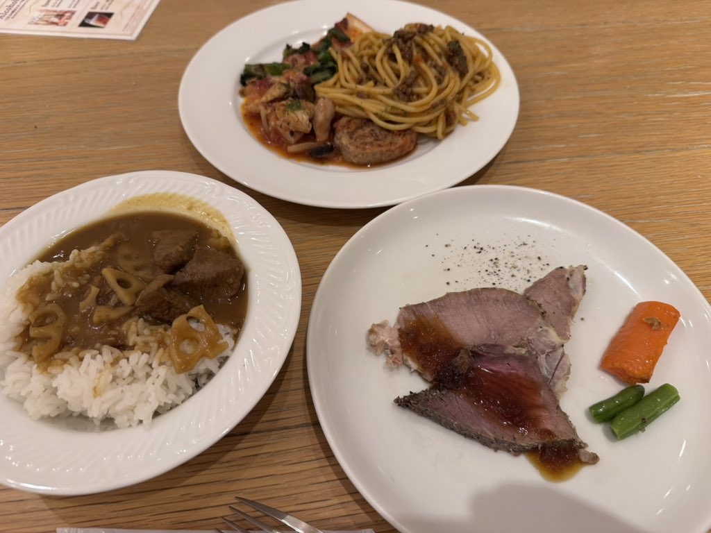 marimo_kado's tweet photo. クリスマスカラーに染まったイクスピアリにて糖分摂取( ᐛ  )و
だがしかしまずは腹ごしらえしてからのスイーツ祭り🏮👘✨
 #イクスピアリ  #サロンドスイーツ https://t.co/arFpMLb3ku
