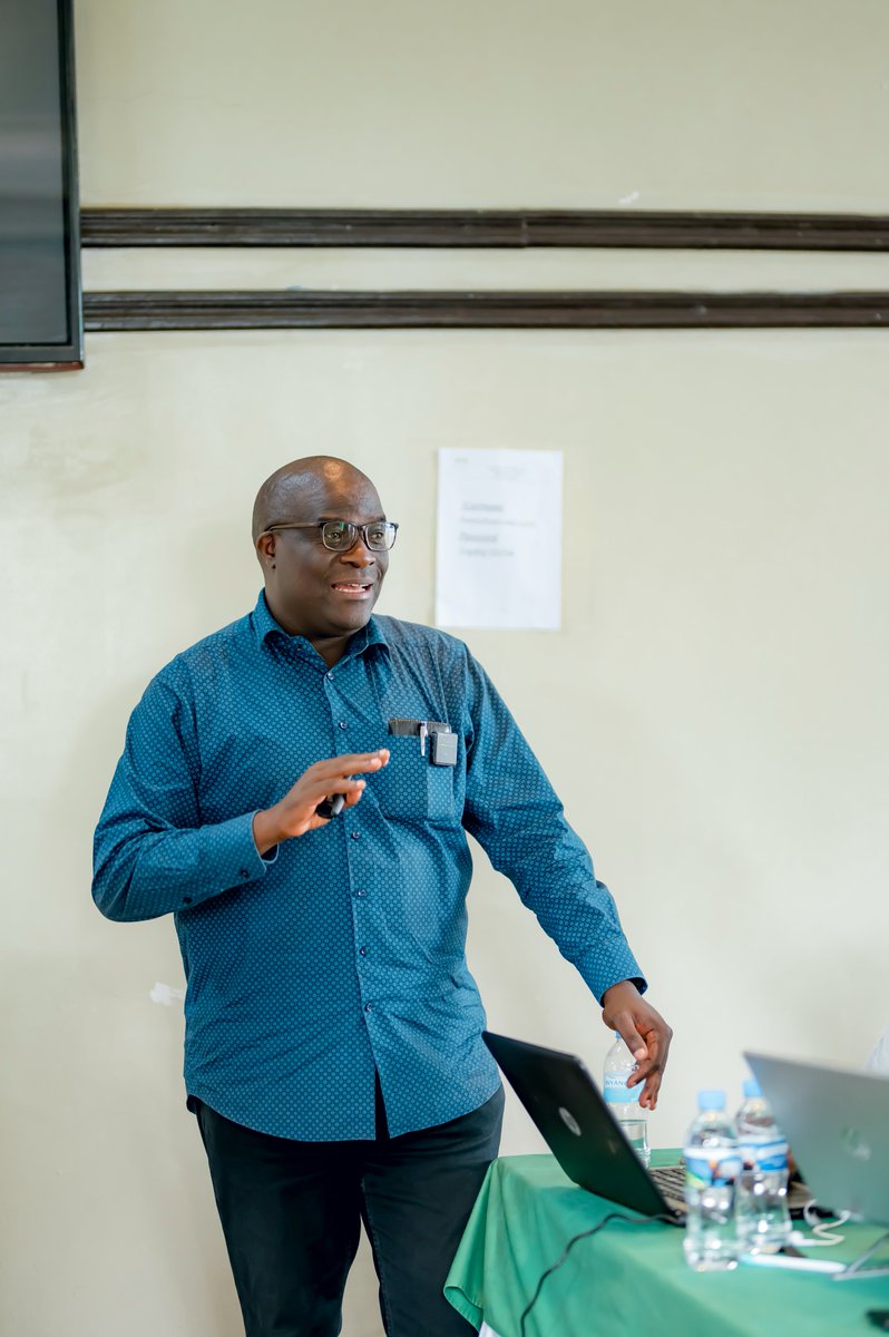 ARJ_Rwanda's tweet photo. Dr. Tharcisse Musabyimana, umushakashatsi akaba n’umwarimu muri Kaminuza, yaganirije abanyamakuru bari mu mahugurwa yateguwe na @ARJ_Rwanda, uko bakwiye kwirinda gukora amakosa y’umwuga mu gihe bakoresha AI. https://t.co/0K9no0wgJC