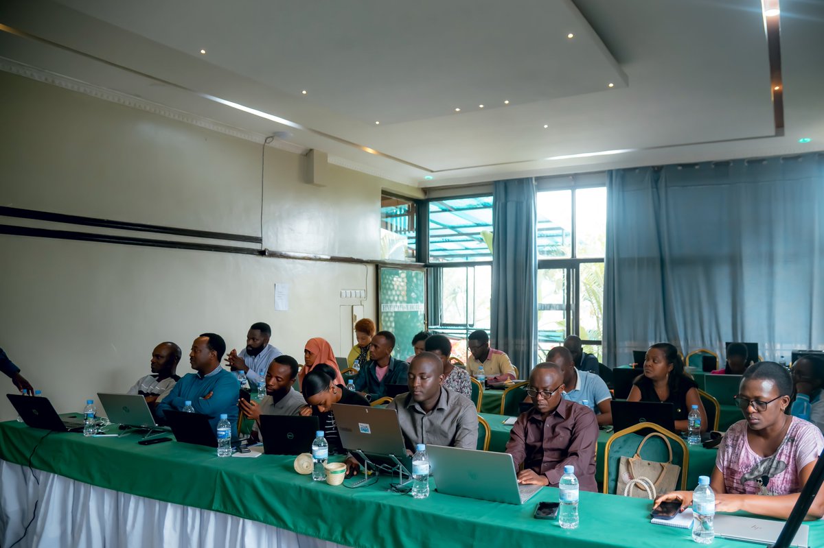 ARJ_Rwanda's tweet photo. Dr. Tharcisse Musabyimana, umushakashatsi akaba n’umwarimu muri Kaminuza, yaganirije abanyamakuru bari mu mahugurwa yateguwe na @ARJ_Rwanda, uko bakwiye kwirinda gukora amakosa y’umwuga mu gihe bakoresha AI. https://t.co/0K9no0wgJC