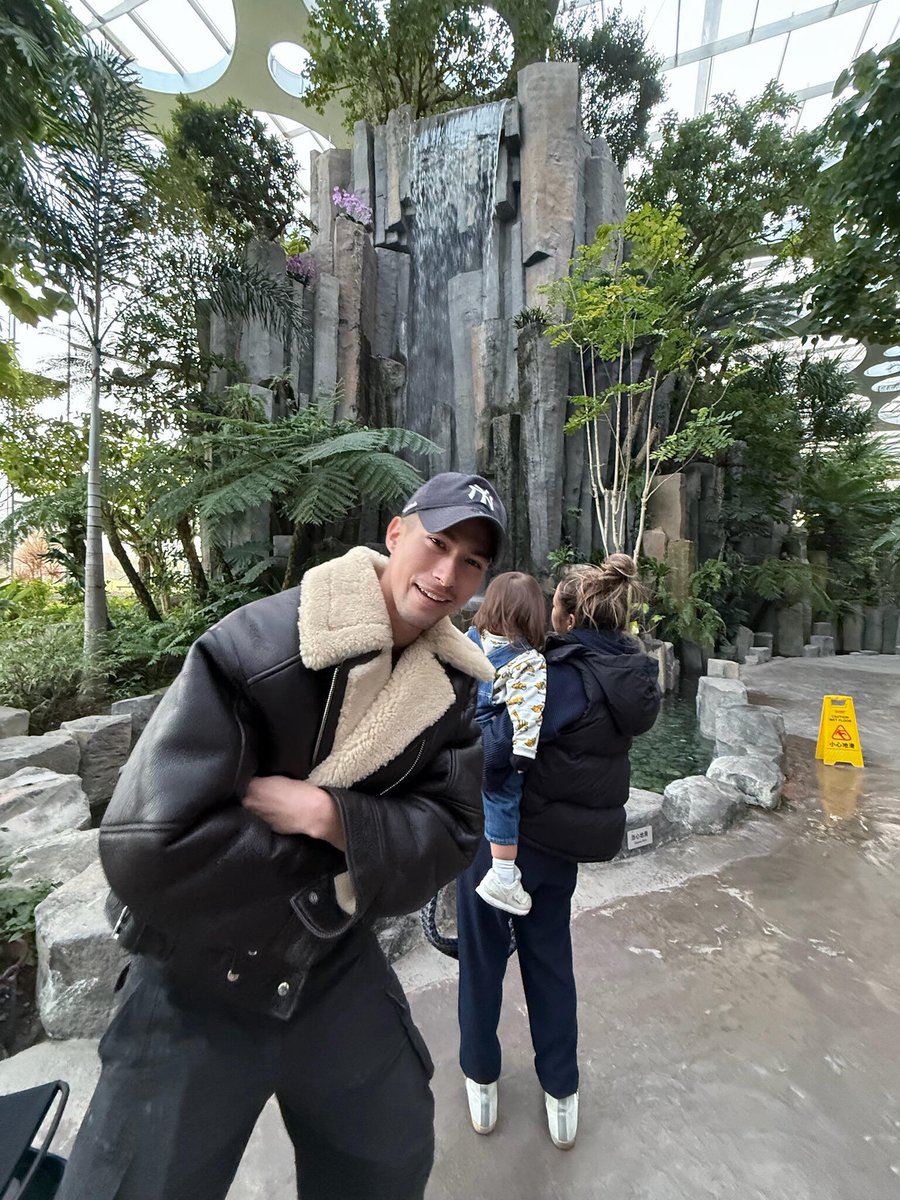 mikahfc's tweet photo. The whole family gathered in China 🥹🥰

#mika  #mikah #mikahashizume #米卡 #橋爪ミカ  #มิกะ https://t.co/r0fQPVLTQO
