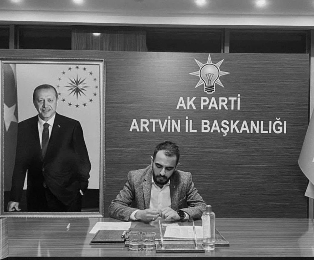 Artvin Gençlik Kolları Başkanımız, kıymetli kardeşimiz Doğukan İslamoğlu’nu iki sene önce bugün elim bir trafik kazasında kaybettik.

2015–2016 yıllarında Türkiye Öğrenci Meclisi çalışmalarımızdan beri omuz omuza yürüdüğümüz, aynı idealler uğruna yol arkadaşlığı yaptığımız