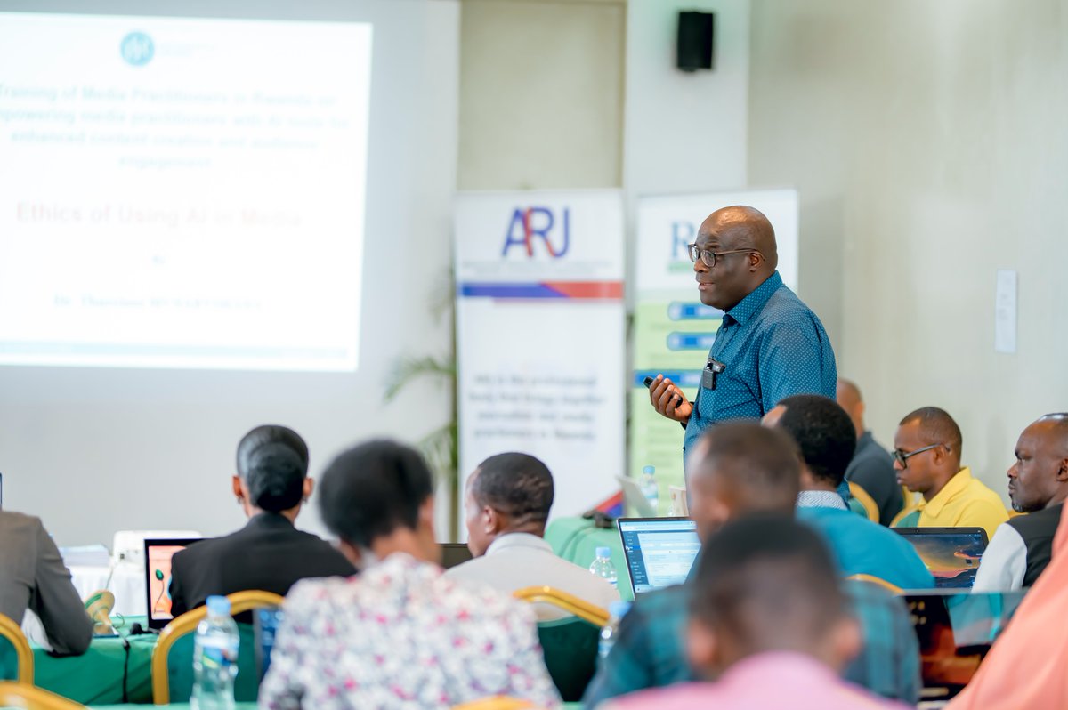 ARJ_Rwanda's tweet photo. Dr. Tharcisse Musabyimana, umushakashatsi akaba n’umwarimu muri Kaminuza, yaganirije abanyamakuru bari mu mahugurwa yateguwe na @ARJ_Rwanda, uko bakwiye kwirinda gukora amakosa y’umwuga mu gihe bakoresha AI. https://t.co/0K9no0wgJC