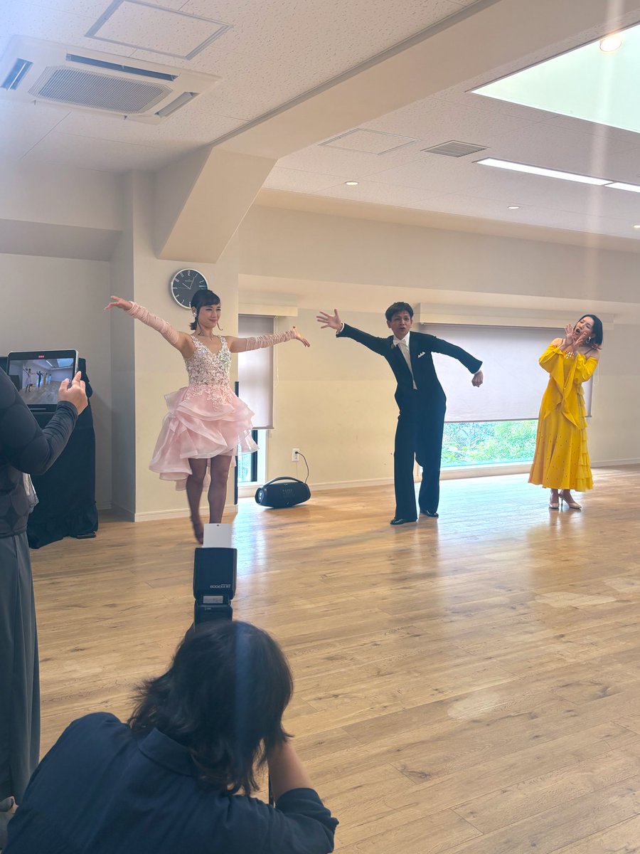 mayumi_fukuyama's tweet image. ダンスビュウ1月号絶賛発売中✨
相談役でお手伝いしている保育園の一つ西原りとるぱんぷきんず。NPO法人社交ダンス文化振興会の素敵な先生方と子供たちの交流を通じて一流に触れる体験の様子を取材していただきました。キラキラ目を輝かせている未来のダンサーたちをぜひ誌面でご覧ください✨