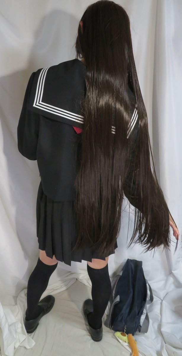 みなさまご無沙汰しております😅
新職場での先も少し見えてきたので時間と余裕のある時に撮影していきますね👍
ひと昔前に童貞を殺す服とかありましたが、絶対領域＋セーラー服＋ロングヘアの方がよほど殺せるんじゃないかと思いませんか😎
#女装
#セーラー服
#絶対領域
#ロングヘア