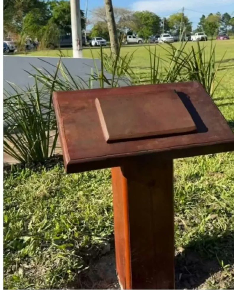 👀 La Sociedad Rural de Corrientes homenajeó a su ex presidente, Juan Carlos de Marchi poniéndole su nombre a una plaza de su predio. Pero se olvidaron que no solo fue dirigente, sino también un temible torturador condenado por 70 crímenes de lesa humanidad.
Tras la ola de