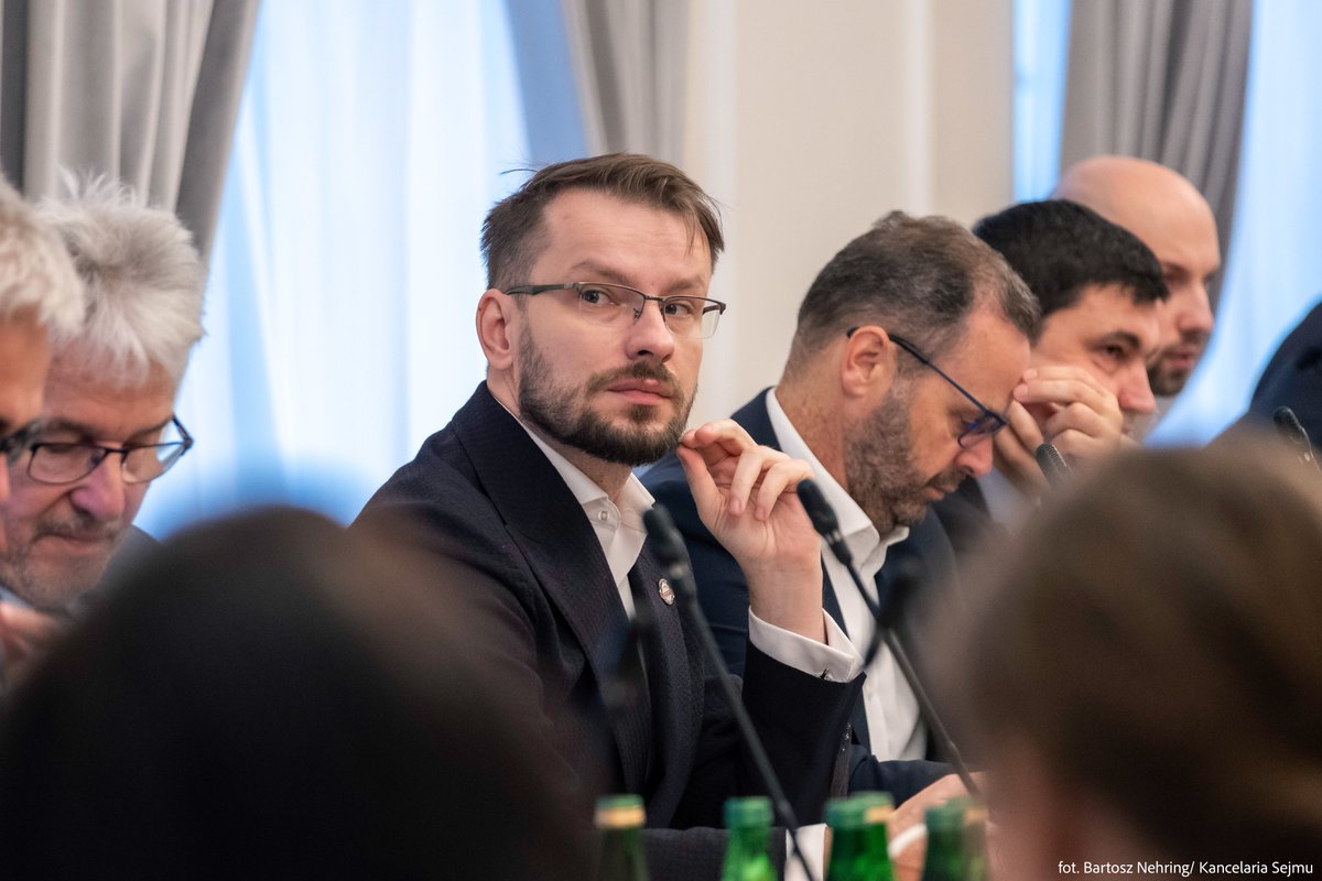 KancelariaSejmu's tweet photo. 📌 W #Sejm odbywa się spotkanie w formule okrągłego stołu dotyczące polityki alkoholowej, organizowane przez Forum Obywatelskiego Rozwoju. Do udziału w wydarzeniu zaproszono ekspertów z zakresu polityki zdrowotnej, parlamentarzystów – w tym przedstawicieli sejmowej i senackiej komisji zdrowia oraz komisji gospodarki i rozwoju – a także reprezentantów Ministerstwa Zdrowia, Naczelnej Izby Lekarskiej oraz przedstawicieli biznesu.

ℹ️Dzisiejsze spotkanie ukierunkowane jest na rzetelną dyskusję i wypracowanie rekomendacji, które pozytywnie wpłyną na walkę z nadmiernym spożywaniem alkoholu.