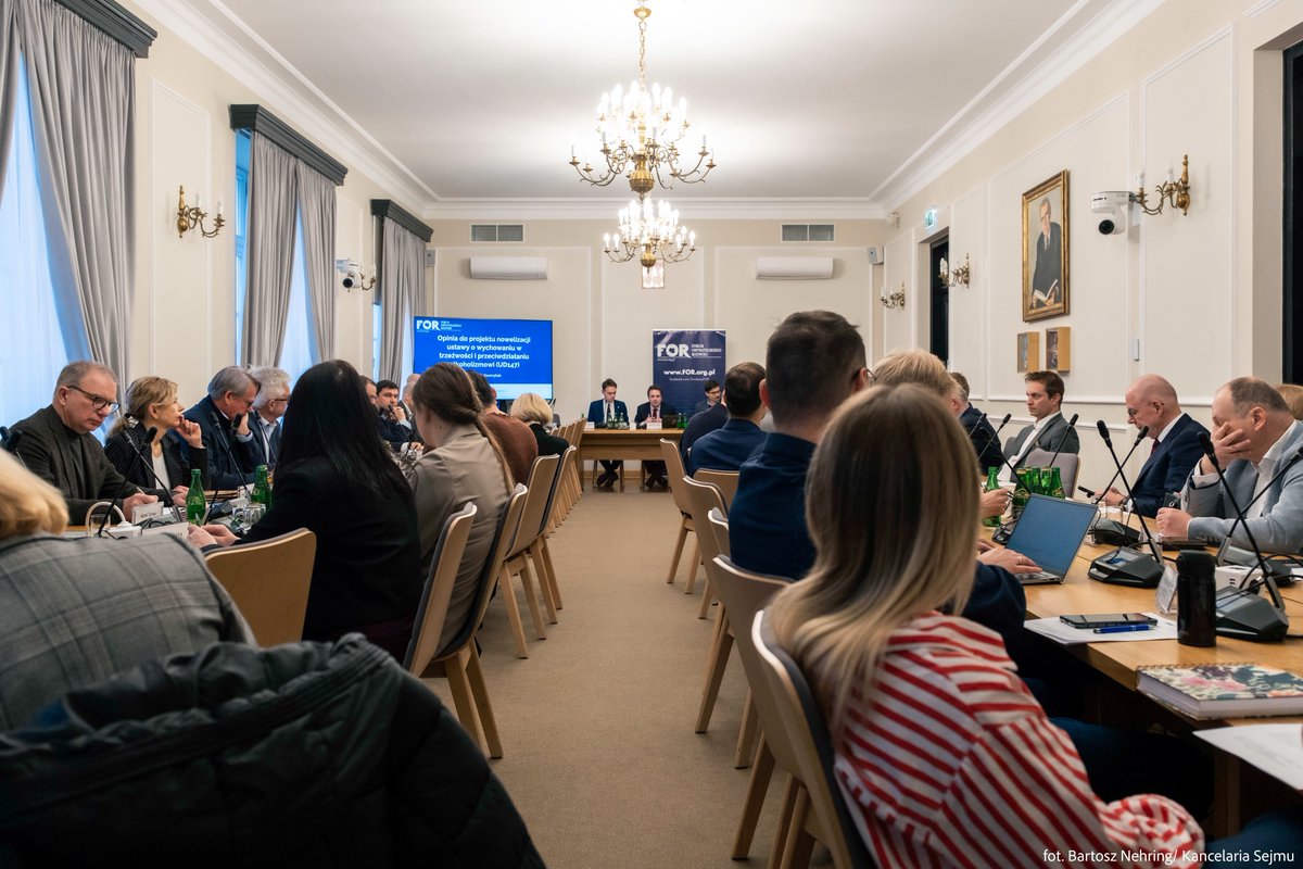 KancelariaSejmu's tweet photo. 📌 W #Sejm odbywa się spotkanie w formule okrągłego stołu dotyczące polityki alkoholowej, organizowane przez Forum Obywatelskiego Rozwoju. Do udziału w wydarzeniu zaproszono ekspertów z zakresu polityki zdrowotnej, parlamentarzystów – w tym przedstawicieli sejmowej i senackiej komisji zdrowia oraz komisji gospodarki i rozwoju – a także reprezentantów Ministerstwa Zdrowia, Naczelnej Izby Lekarskiej oraz przedstawicieli biznesu.

ℹ️Dzisiejsze spotkanie ukierunkowane jest na rzetelną dyskusję i wypracowanie rekomendacji, które pozytywnie wpłyną na walkę z nadmiernym spożywaniem alkoholu.