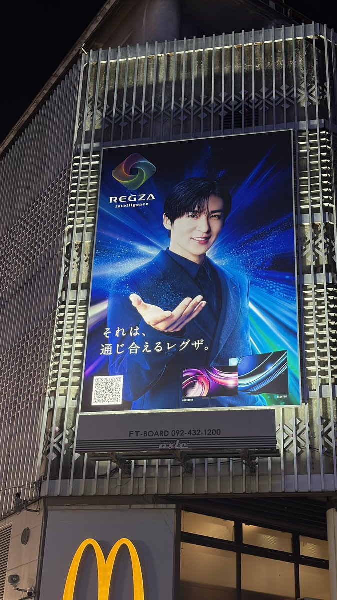 天神の広告、リプトンからREGZAに変わってた😳🖤 ライブの時人やばそう