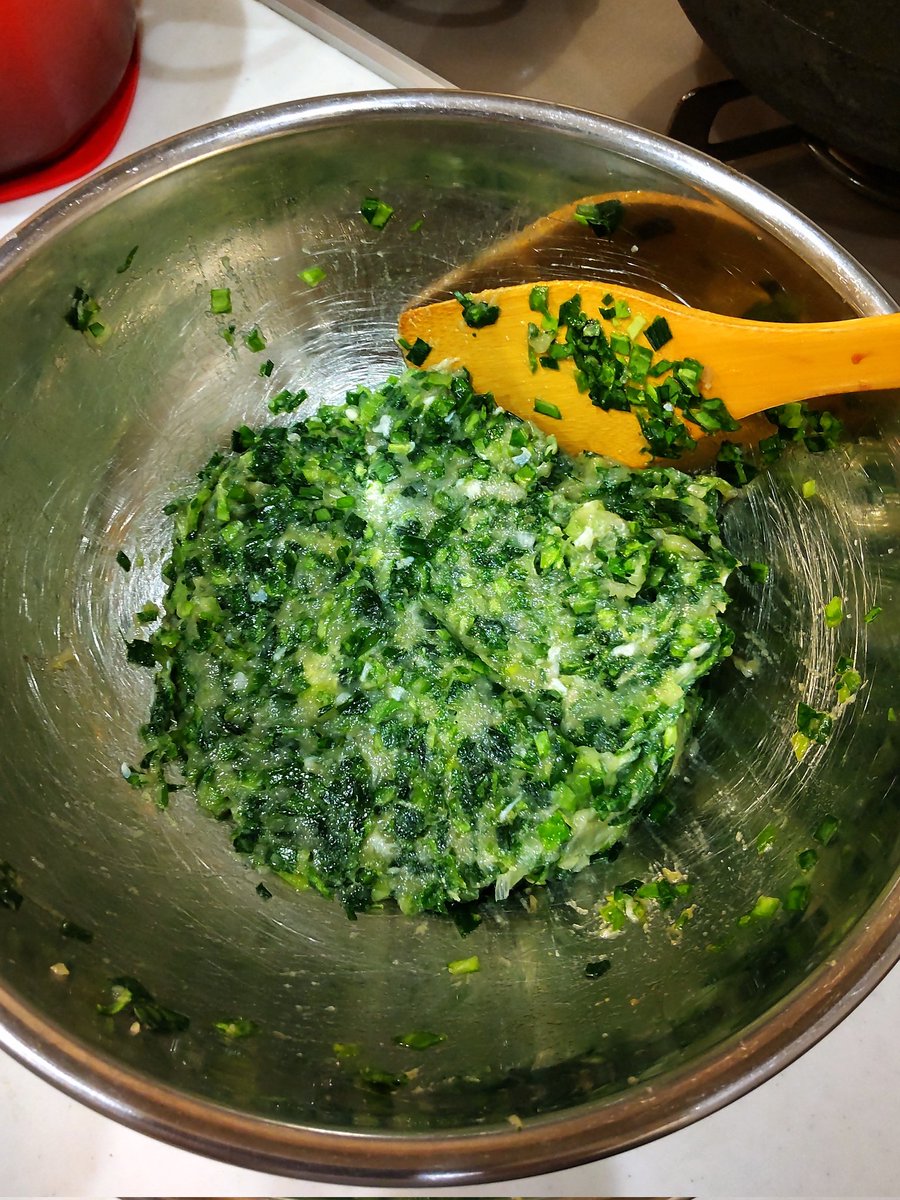 ポテトサラダを作りこれから餃子を焼くぞー！

今頃少年ナイフが演奏中かな？「デビルハウス」と先に出会ってから「What Do I Get」を聴いた時にちょっと混乱したのを思い出しました。どちらも好き！