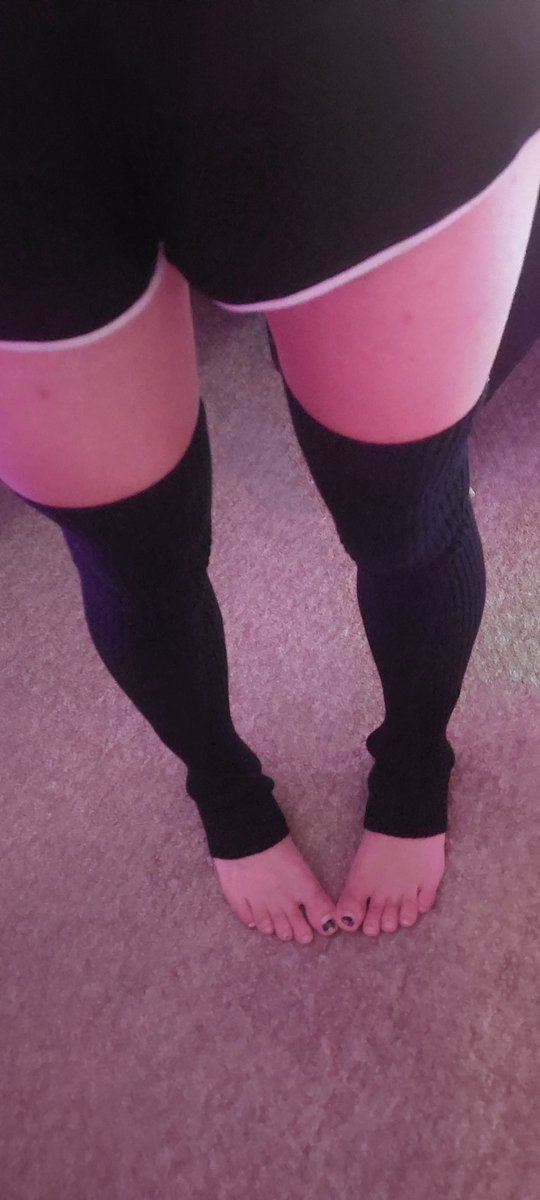 Dizzyeksdee's tweet image. These thigh highs are so warm 😖

#femboy #goth