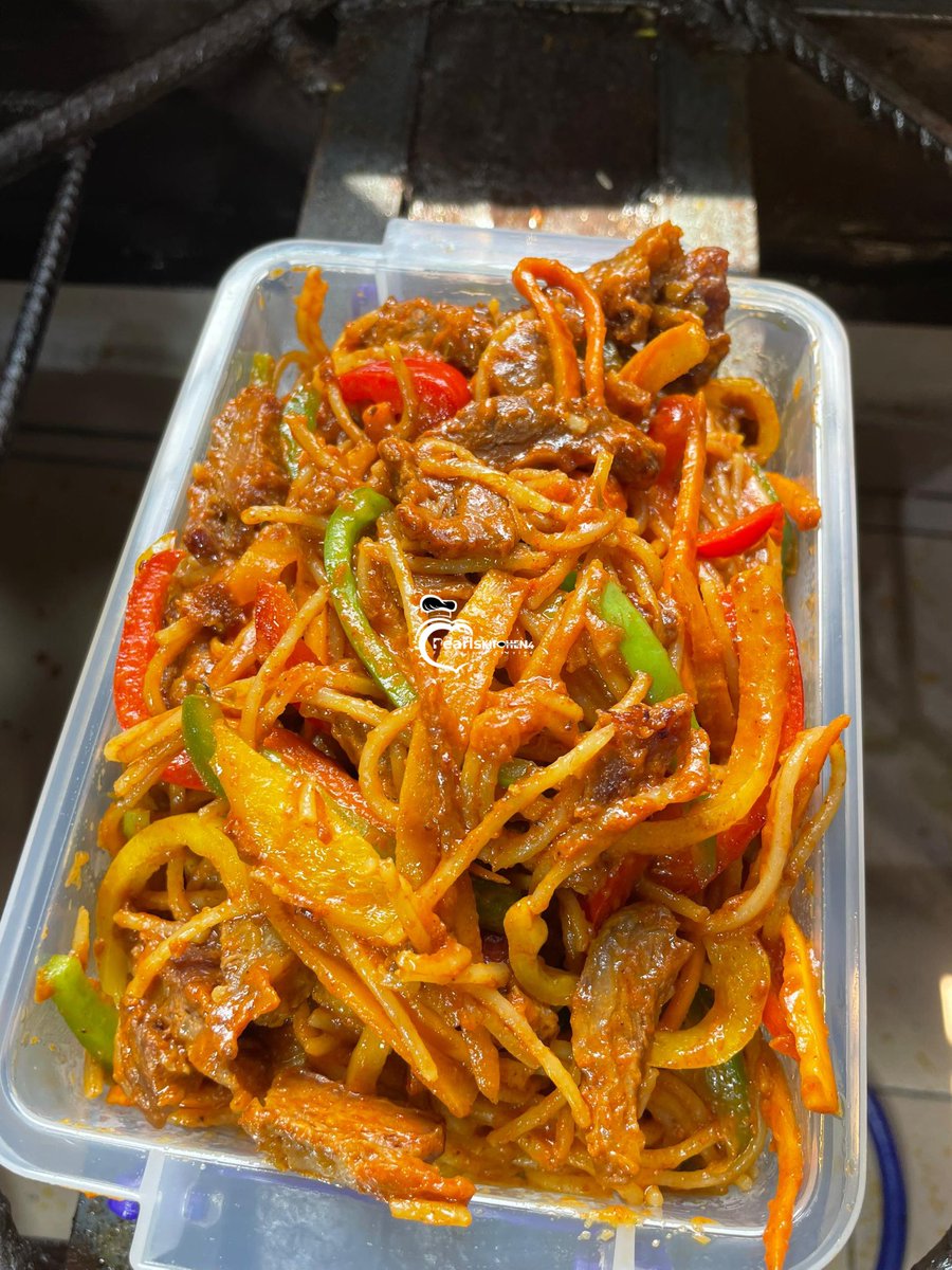 Second batch of food leaving the kitchen this morning..
Nsala soup 
Bowl of party jollof 
Beef spaghetti 
Banga soup 
Chicken and beef stew
Egusi soup (chicken and beef) 
Plantain 

Thank you for patronizing us today 💃💃
#pearlskitchen4