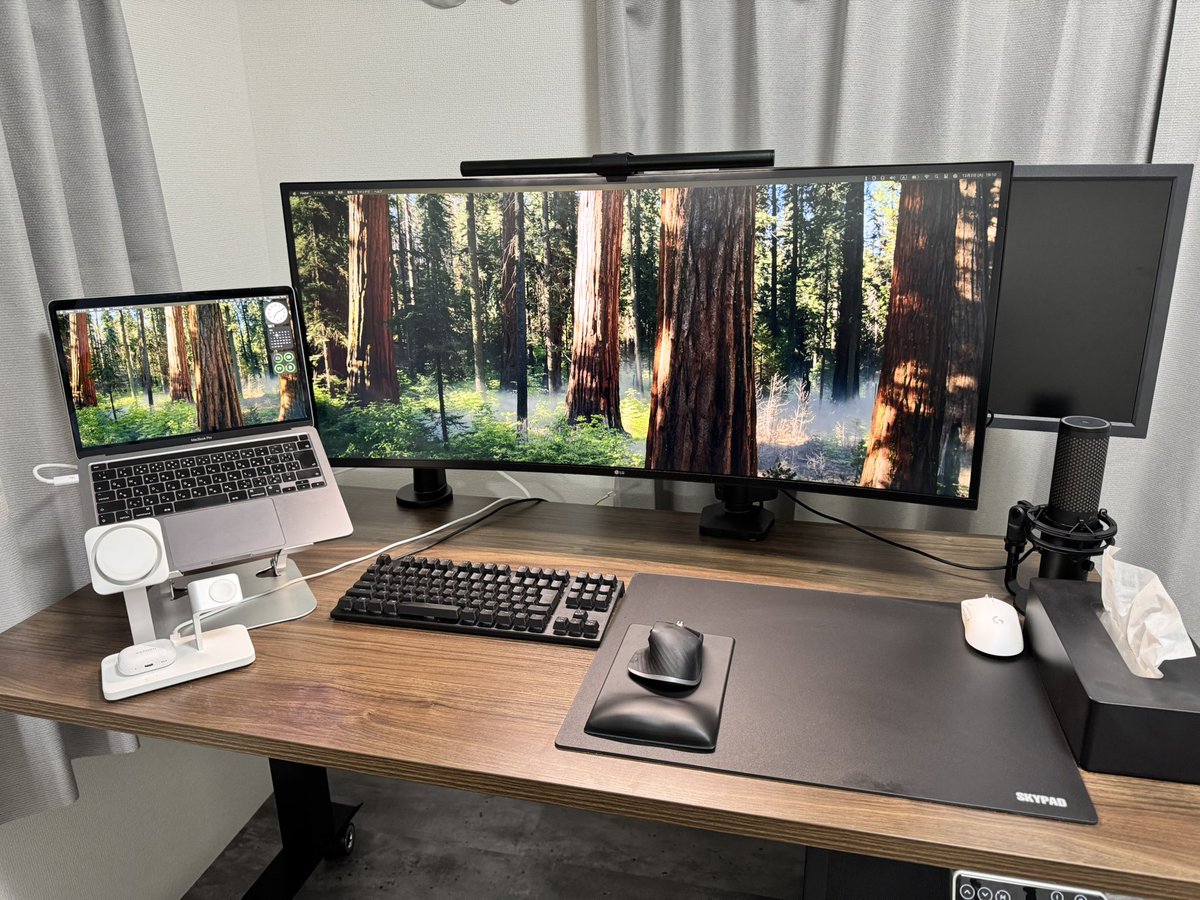 FlutterSatoru's tweet photo. モニターアームを駆使して、Mac作業状態とゲーミングPC状態が切り替えられるようにしました

後はキーボードのためにUSB切替器が欲しい、、、 https://t.co/azPCWkvOlO