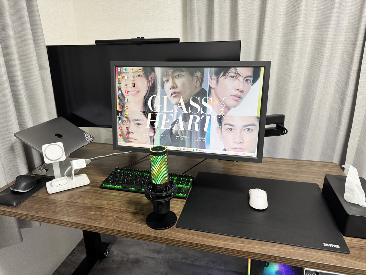 FlutterSatoru's tweet photo. モニターアームを駆使して、Mac作業状態とゲーミングPC状態が切り替えられるようにしました

後はキーボードのためにUSB切替器が欲しい、、、 https://t.co/azPCWkvOlO