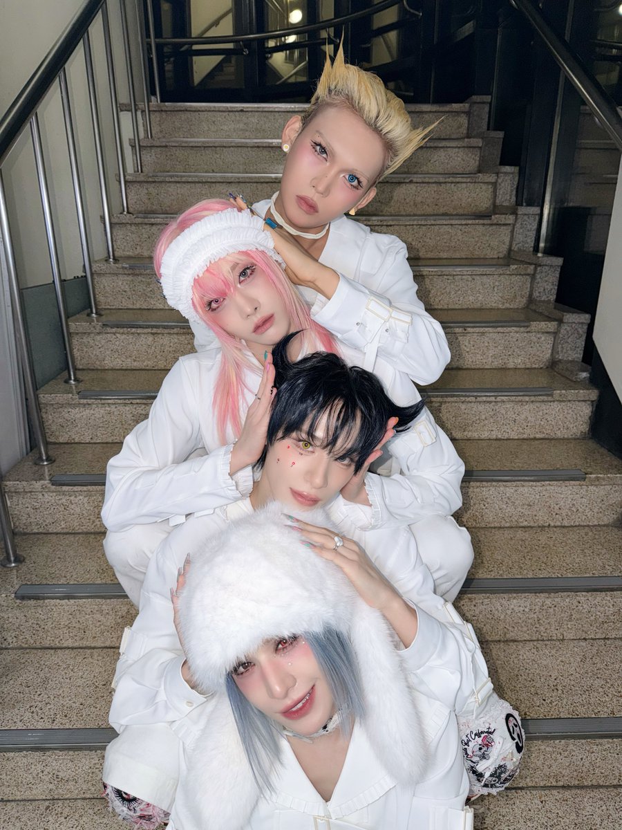 XLOV_official's tweet image. [📸]

251128 KBS2 뮤직뱅크

🤍𓆩𝒳ℒ𝒪𝒱𓆪☁️

#XLOV #엑스러브
#Biiip #XLOV_Biiip
#UXLXVE #XLOV_UXLXVE