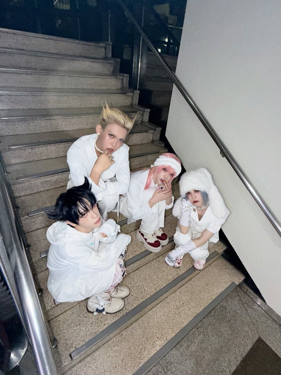 XLOV_official's tweet image. [📸]

251128 KBS2 뮤직뱅크

🤍𓆩𝒳ℒ𝒪𝒱𓆪☁️

#XLOV #엑스러브
#Biiip #XLOV_Biiip
#UXLXVE #XLOV_UXLXVE