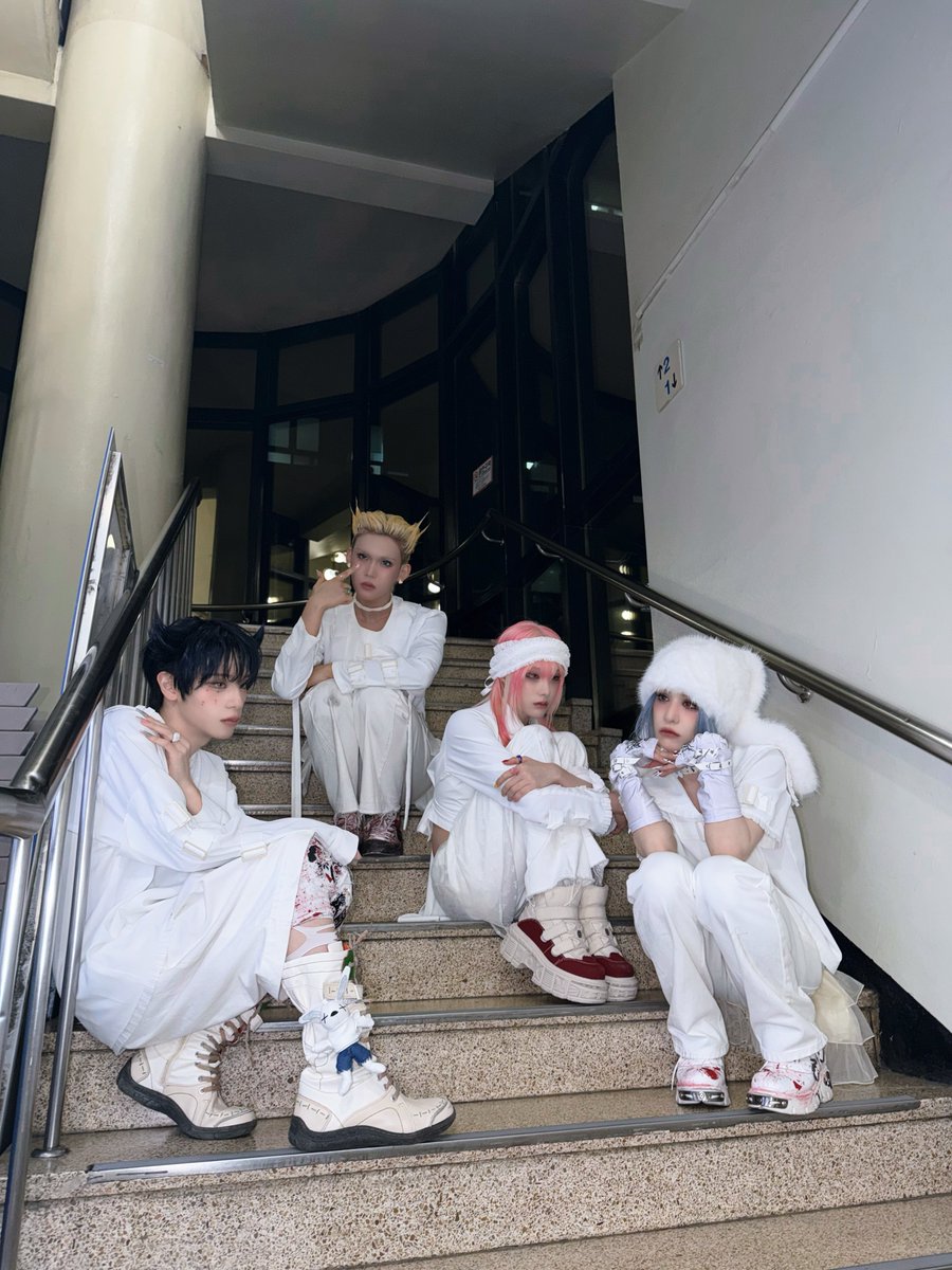 XLOV_official's tweet image. [📸]

251128 KBS2 뮤직뱅크

🤍𓆩𝒳ℒ𝒪𝒱𓆪☁️

#XLOV #엑스러브
#Biiip #XLOV_Biiip
#UXLXVE #XLOV_UXLXVE