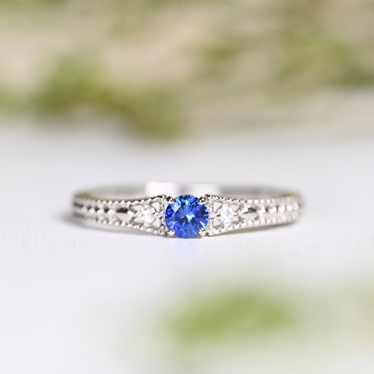 最近、色石にも興味が出てきて小さいながらもコーンフラワーブルーサファイアサファイアリングをお迎えしました☺️✨
ミネラルショーの展示で気になっていたお店のお品です😊
誕生日が近く、誕プレとしても🤭