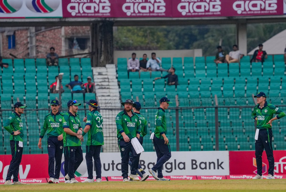 cricketireland's tweet image. █▓▒▒░░░MATCH UPDATE░░░▒▒▓█

Drinks and Bangladesh are 79-2, needing 39 runs to win. 

👉 Scorecard: bit.ly/44KcYcj
👉 Livestream: bit.ly/4pIgwnA

#BackingGreen #FailteSolar ☘️🏏
