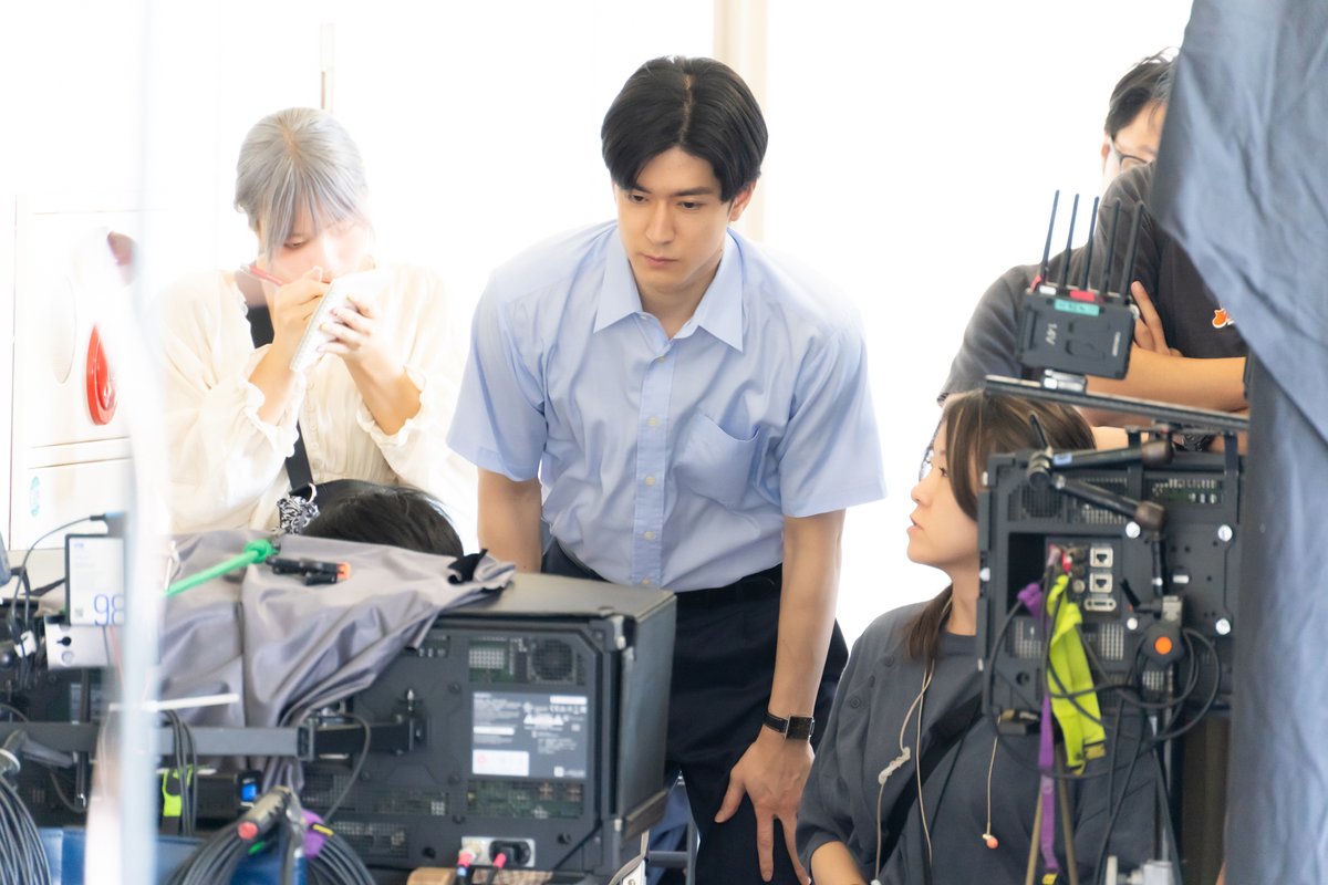 oricon's tweet photo. 中島裕翔、主演ドラマ現場で
ムードメーカー発揮💫

WOWOW『連続ドラマW シリウスの反証』
撮影現場の様子をお届け❗️

機材倒れるとスタッフより先に…
「すいませんでしたー！」
https://t.co/XzHgYiGva0

#シリウスの反証 #中島裕翔 https://t.co/UCrYgO7wBz