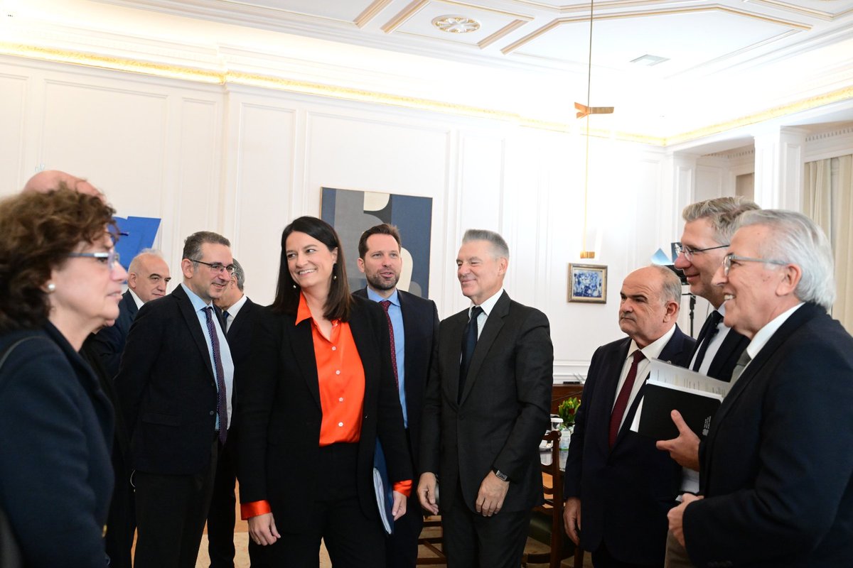 Η υπουργός του 13ωρου με τον ΠΑΣΟΚ ο πρόεδρο της ΓΣΕΕ Παναγόπουλο...
Απόλυτη ξεφτίλα!
ΝΑ ΠΟΙΟΙ ΕΙΝΑΙ ΟΙ ΕΡΓΑΤΟΠΑΤΕΡΕΣ
ΣΤΩΝ ΕΡΓΑΤΩΝ ΤΙΣ ΠΛΑΤΕΣ ΚΑΝΟΥΝΕ ΚΑΡΙΕΡΕΣ