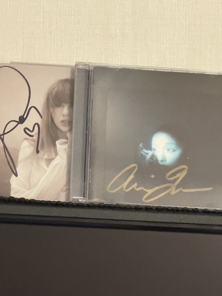 she’s here in all of her glory <3 i can’t wait to unite her with her sisters (sweetener litho, es standard signed) when i go home to england next summer 💗
