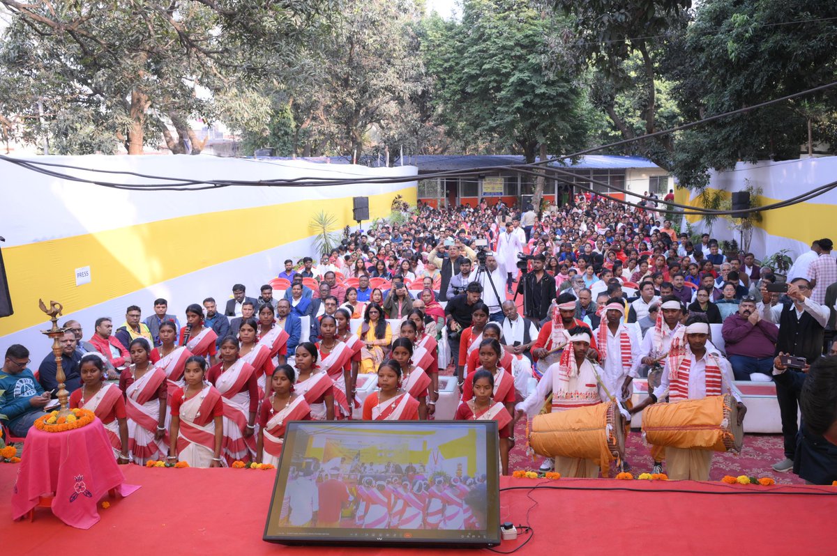 विकास भारती के राँची कार्यालय परिसर में “धरती आबा जनजातीय संग्रहालय” और “धरती आबा जनजातीय ग्राम उत्कर्ष कौशल केंद्र का उद्घाटन मुख्य अतिथि भारत सरकार के जनजातीय कार्य मंत्री श्री जुएल ओराम जी व जे पी आंदोलन के प्रणेता, वरिष्ठ पत्रकार पद्म भूषण श्री रामबहादुर राय जी ने किया।