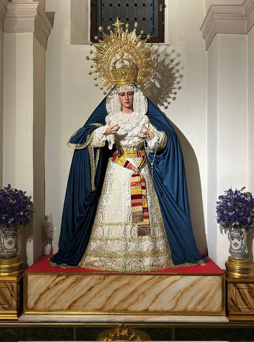 En su mano derecha porta un pañuelo valencienne y en la izquierda un rosario de cuentas celestes.

Sobre su cabeza porta su corona, símbolo de su realeza y pureza inmaculada.