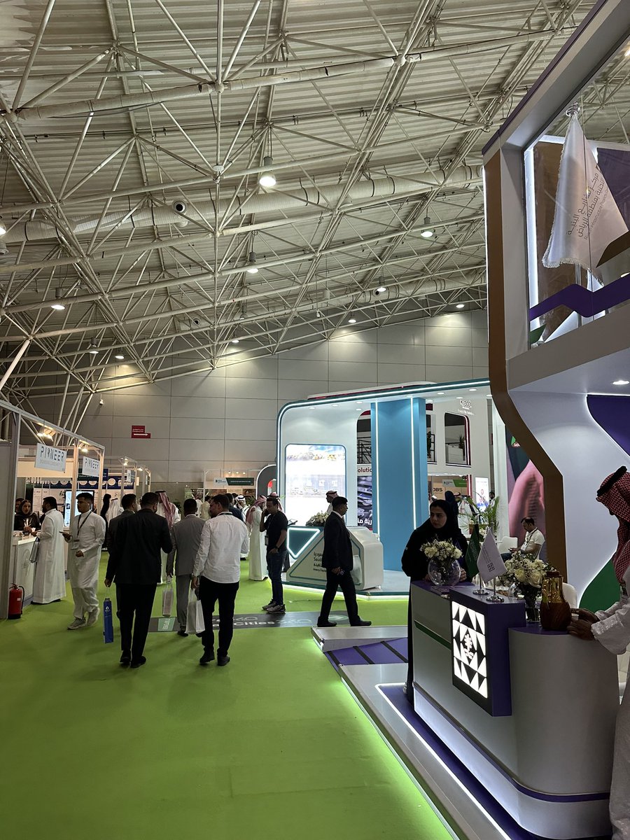 بدعم من عمادة شؤون الطلاب، نظّم نادي الجغرافيا زيارة ميدانية لأعضائه إلى معرض البنية التحتية 2025 🗺️
هدفت الزيارة إلى إثراء معارف الطلاب والاطلاع على أحدث التقنيات والمشاريع في مجال البنية التحتية، وربط المعرفة النظرية بالتطبيقات العملية 🏗️
#نادي_الجغرافيا #ksu