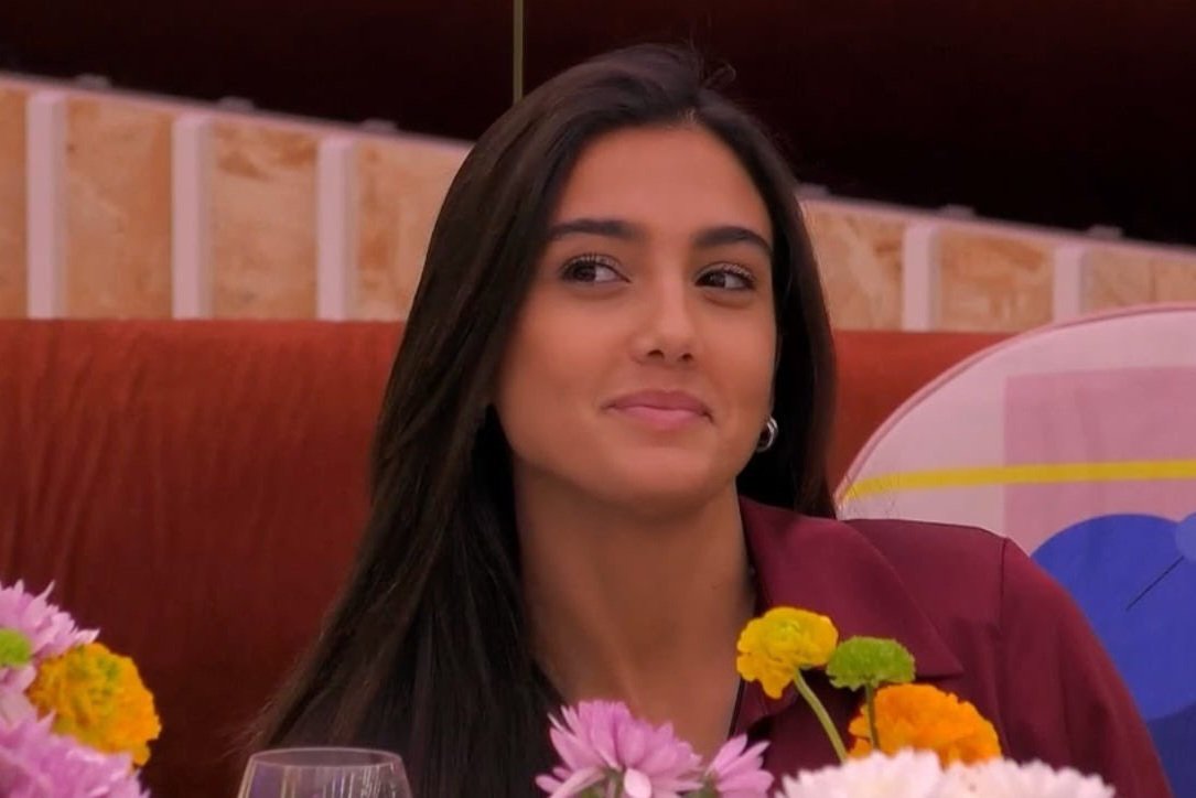 1 anno fa questo scricciolo (si beh appena l'ho vista ho solo pensato "che bona") entrava nella casa del GF e 4 ore dopo ero già pronta a sguainare la spada per difenderla mentre si lamentava della cucina zozza. È stato subito amore e 12 mesi dopo siamo ancora qua ♥️
#zeudiners