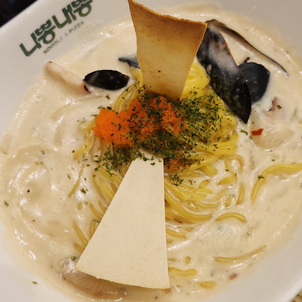 오늘의 메뉴는 니뽕내뽕
차뽕 크뽕 마늘피자야 으무!
다들 오늘도 맛저해 으무!